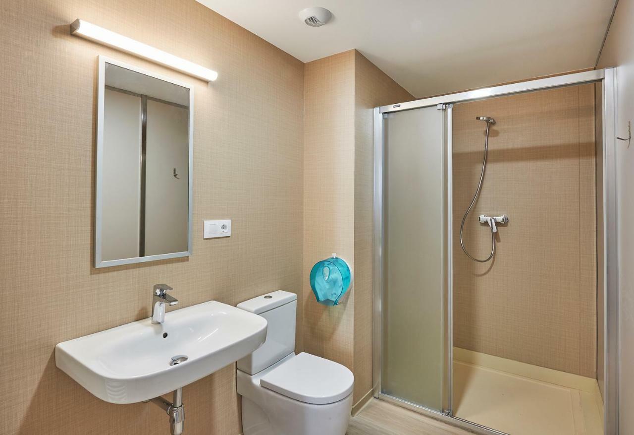 Alberg Abat Oliba Monistrol de Montserrat Exterior foto A modern bathroom with a shower enclosure