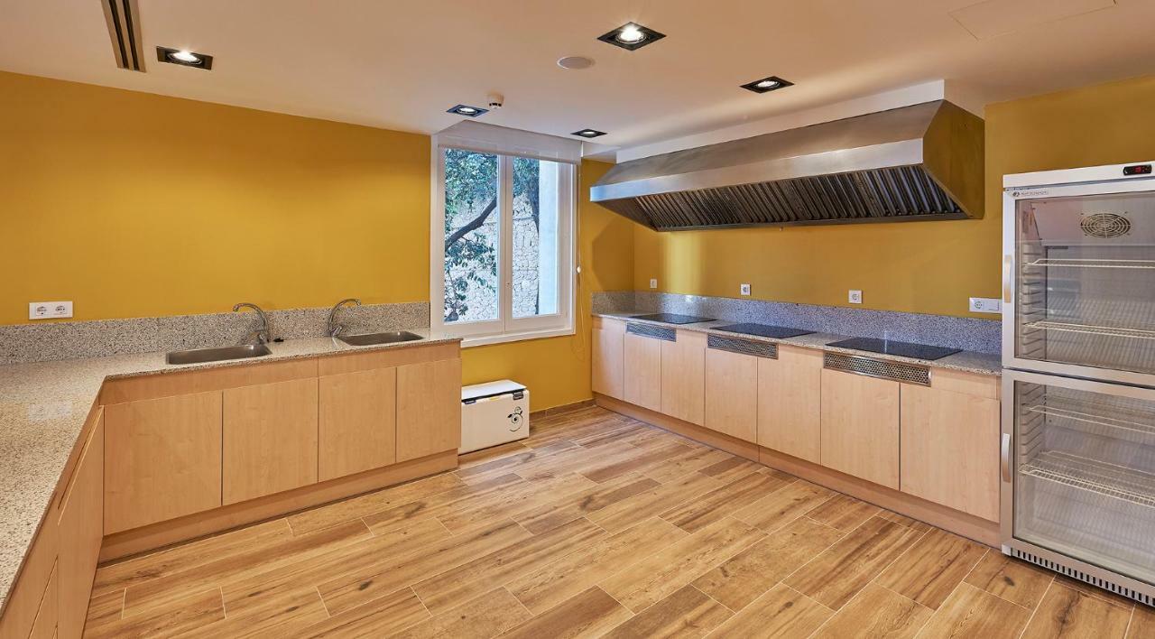 Alberg Abat Oliba Monistrol de Montserrat Exterior foto A kitchen with a wall mounted ventilation hood